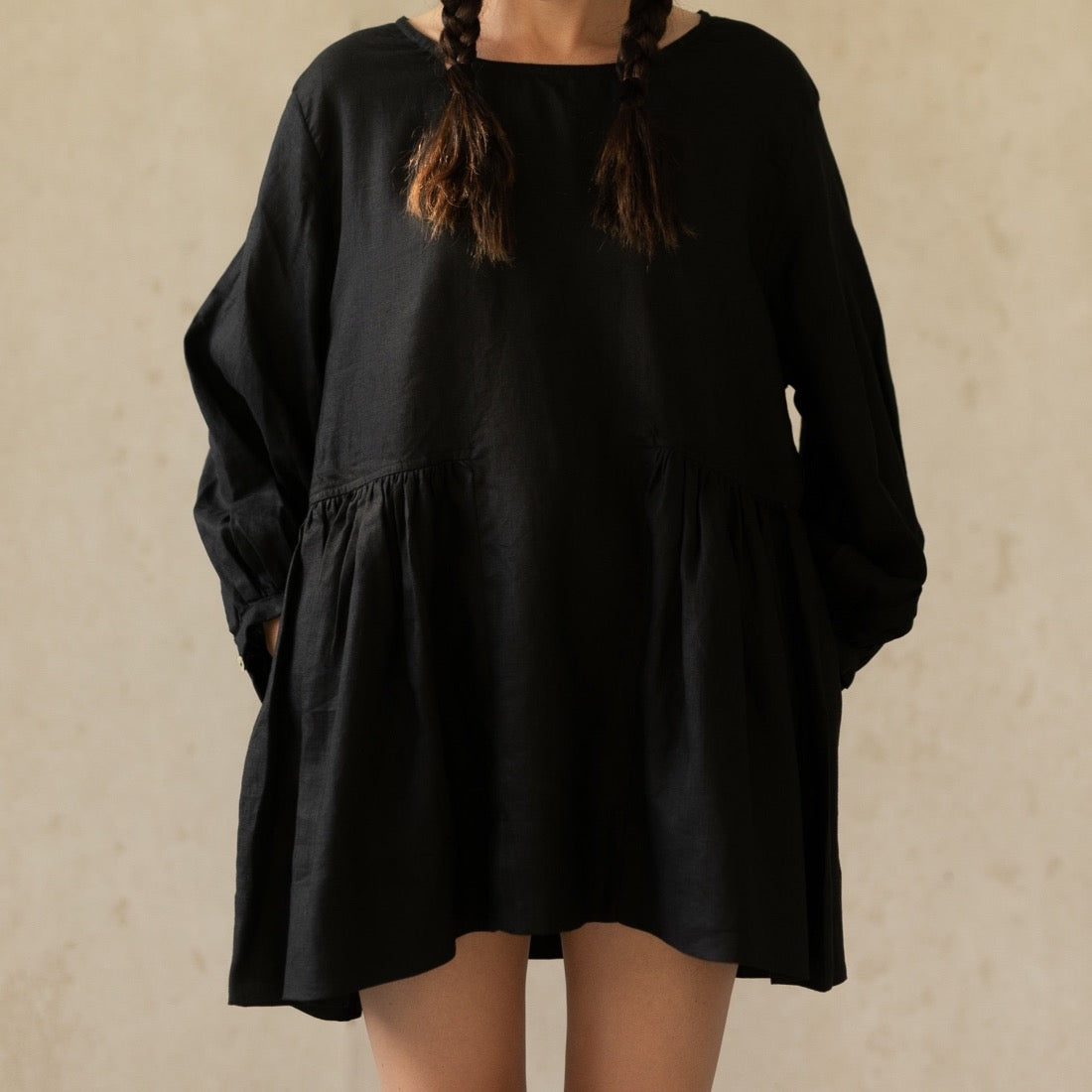LINEN SOMERLUS DRESS IN NOIR